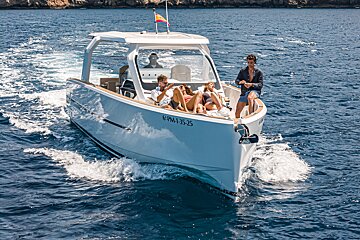 A white boat with the number 6 pm1-35-25 on the side
