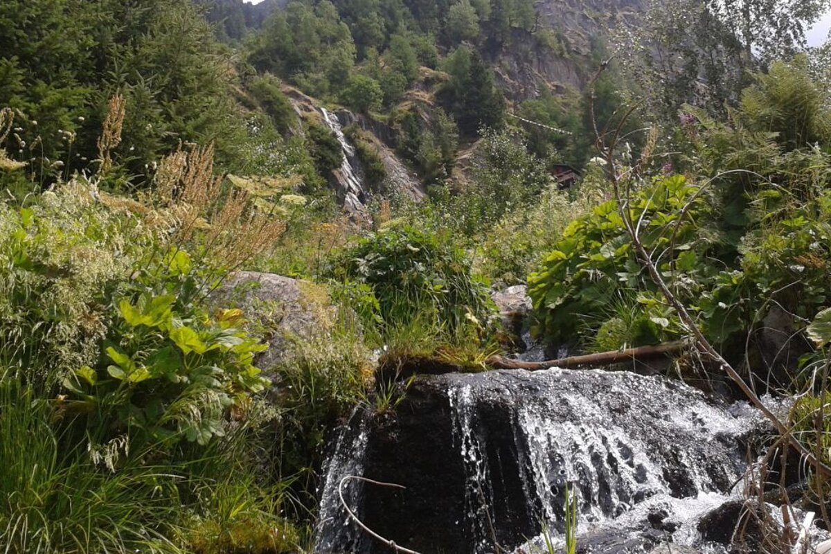 Hiking up to with Les Prapators via Le Chapeau