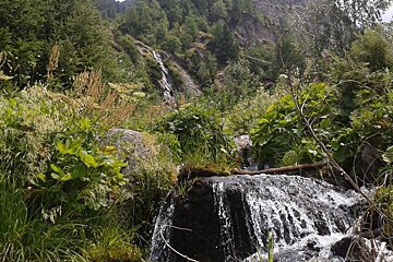 Hiking up to with Les Prapators via Le Chapeau