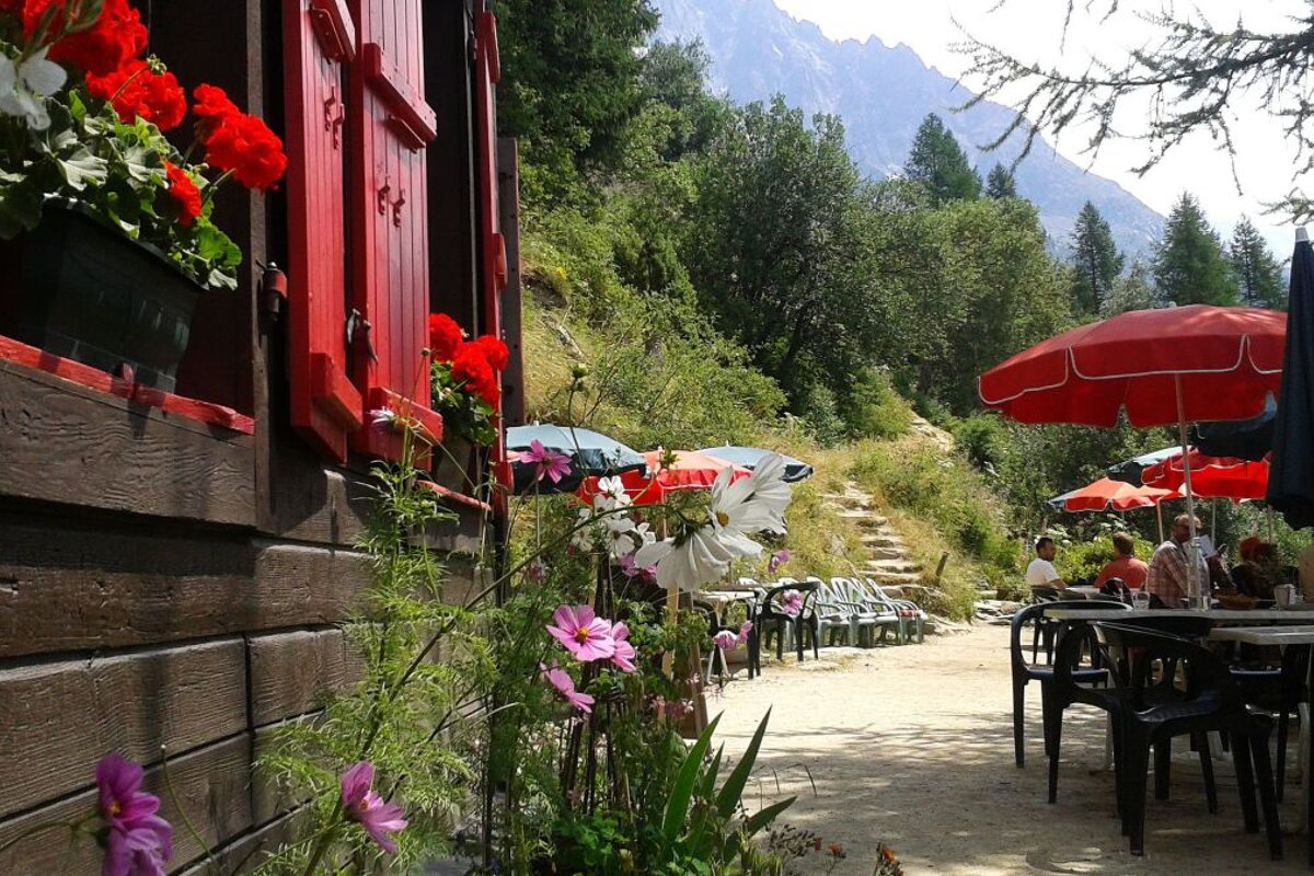 Hiking up to with Les Prapators via Le Chapeau