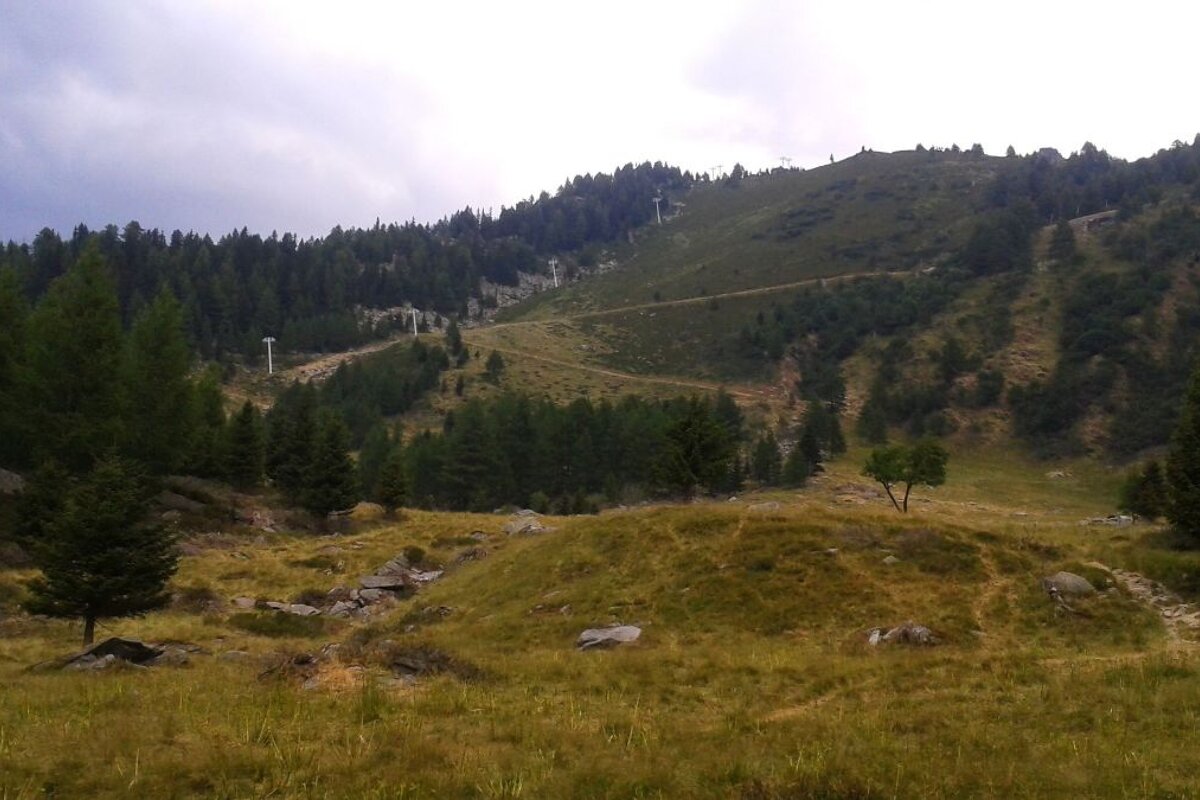Hiking up to with Les Prapators via Le Chapeau