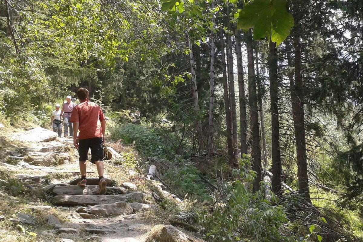 Hiking up to with Les Prapators via Le Chapeau