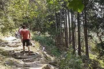 Hiking up to with Les Prapators via Le Chapeau