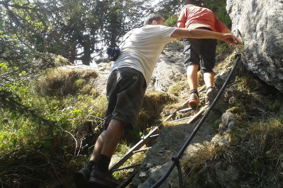 Hiking up to with Les Prapators via Le Chapeau