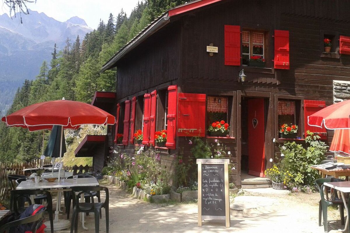 Hiking up to with Les Prapators via Le Chapeau