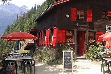 Hiking up to with Les Prapators via Le Chapeau