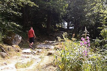 Hiking up to with Les Prapators via Le Chapeau