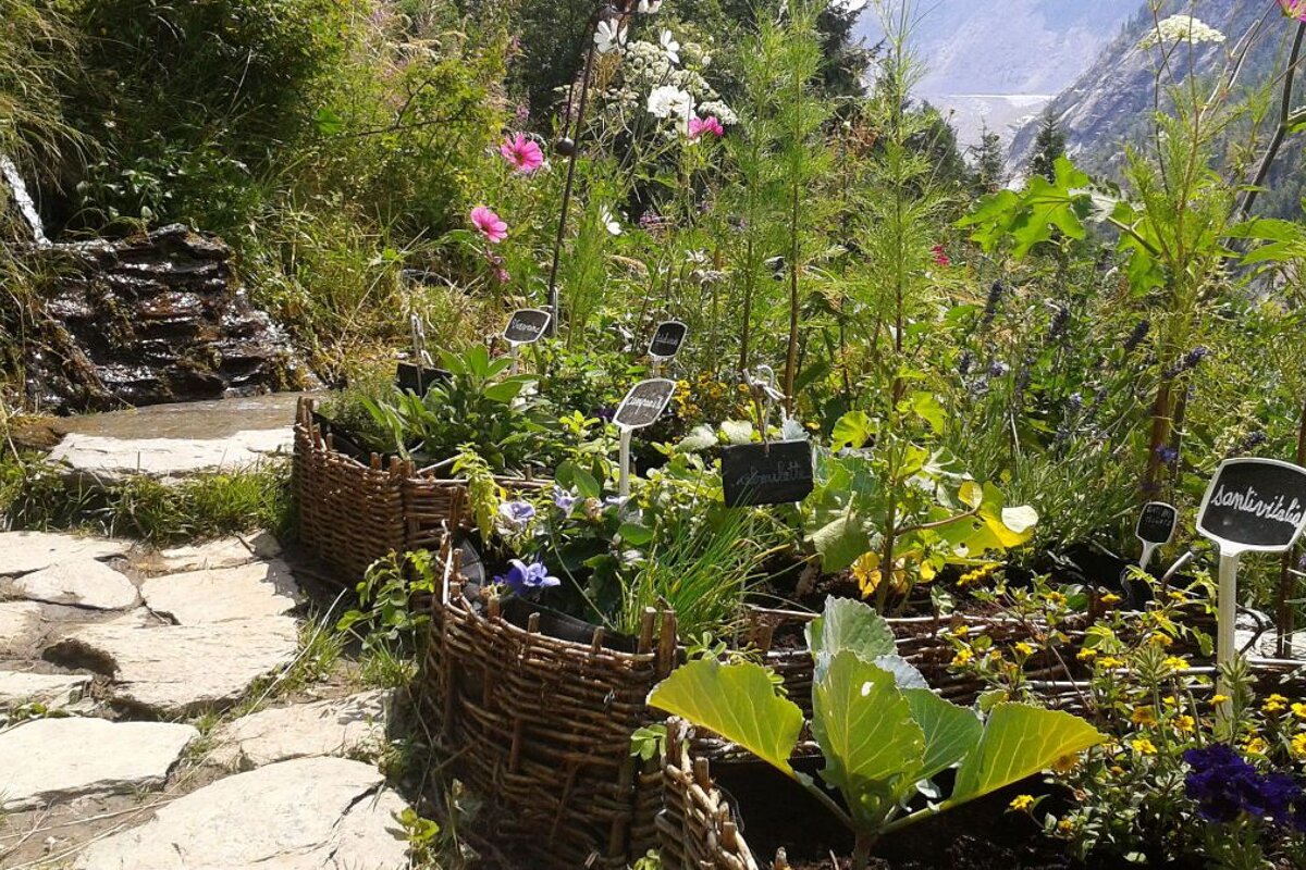 Hiking up to with Les Prapators via Le Chapeau