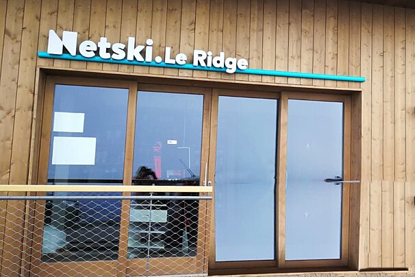 A building with a sign that says netski le ridge