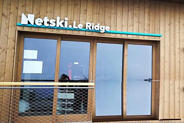 A building with a sign that says netski le ridge