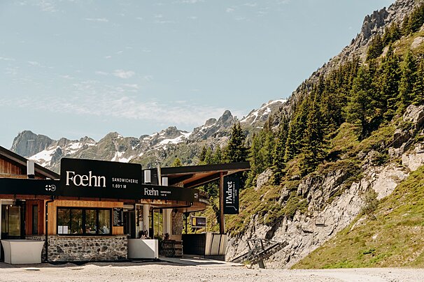 A building with a sign that says foehn on it