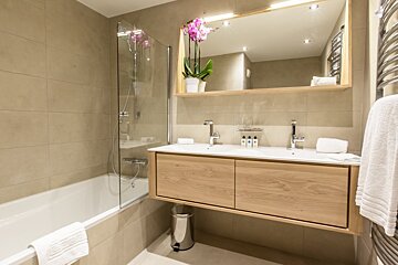 Keystone Lodge - Apartment C04, Courchevel Moriond 1650 bathroom