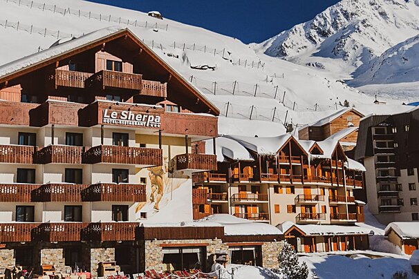 A building with a sign that says le sherpa on it