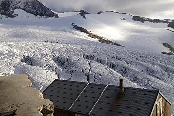 View from the Albert 1er down to the winter hut & Le Tour Glacier