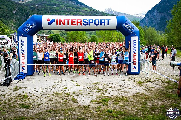 Many runners stand at the 