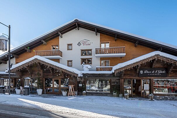 A building with a sign that says a chalet de la flore