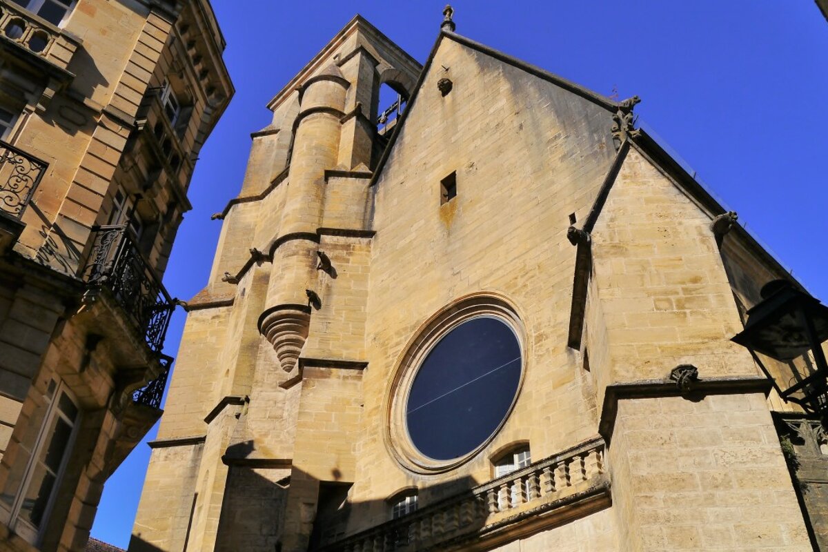Looking up at the front of the church in sarlat
