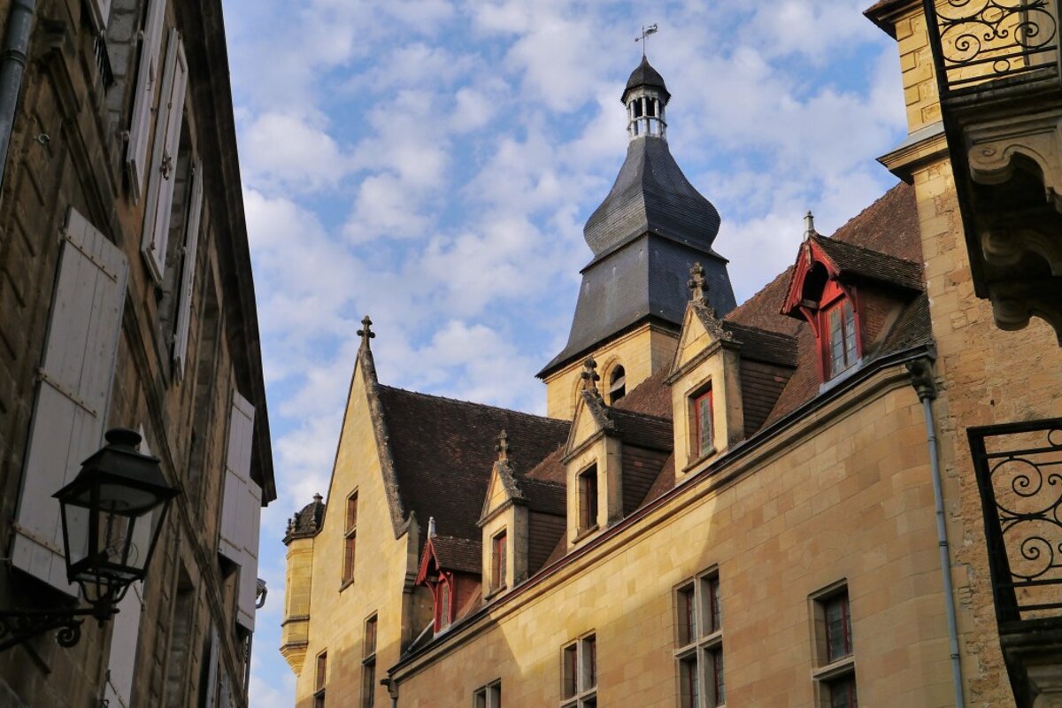 looking up to the buildings and church tower in sarlat