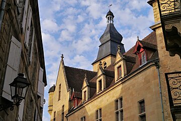looking up to the buildings and church tower in sarlat