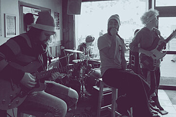 a live band a ta bar in Tignes