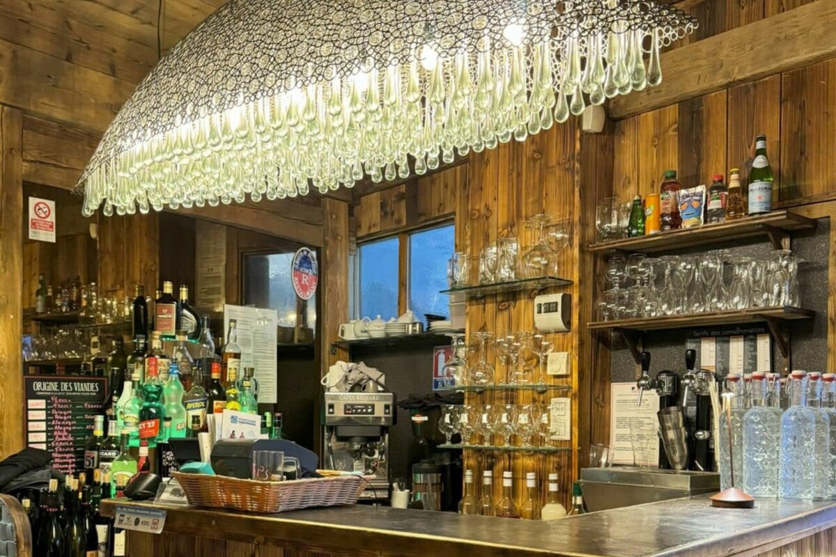 A bar with a sign that says liqueur des vignes