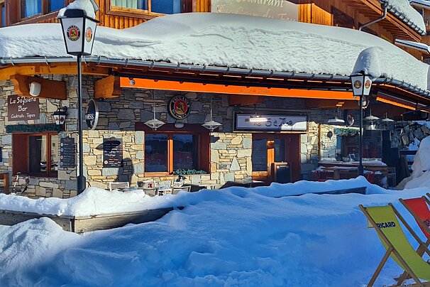 A building with the word bar on it