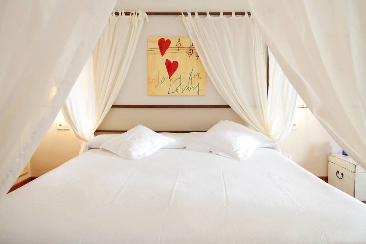Can Jaume Hotel, Puig d'en Valls double bedroom