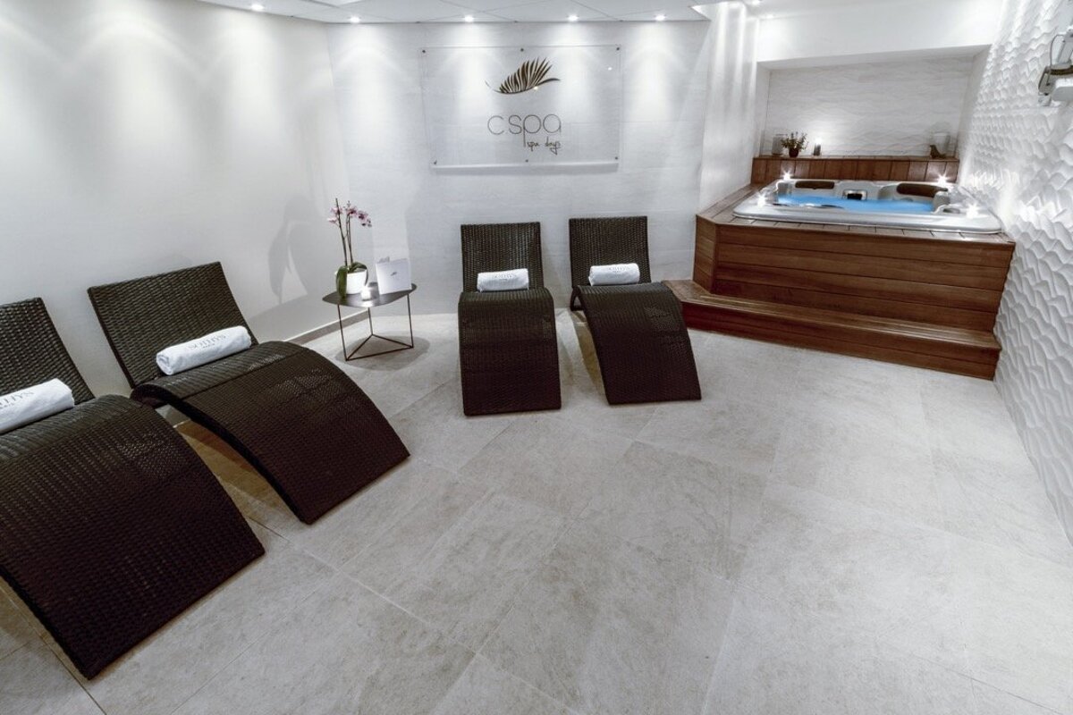 A room with chairs and a sign that says csoo by by