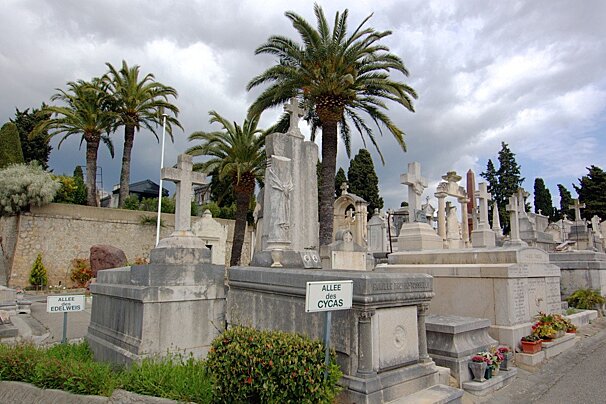A cemetery with a sign that says allee des cyclas