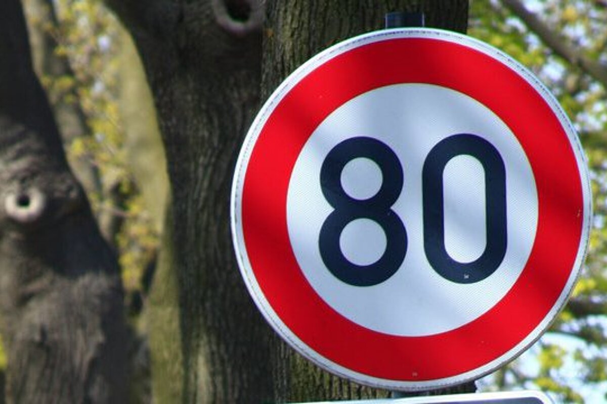 an 80km/h sign