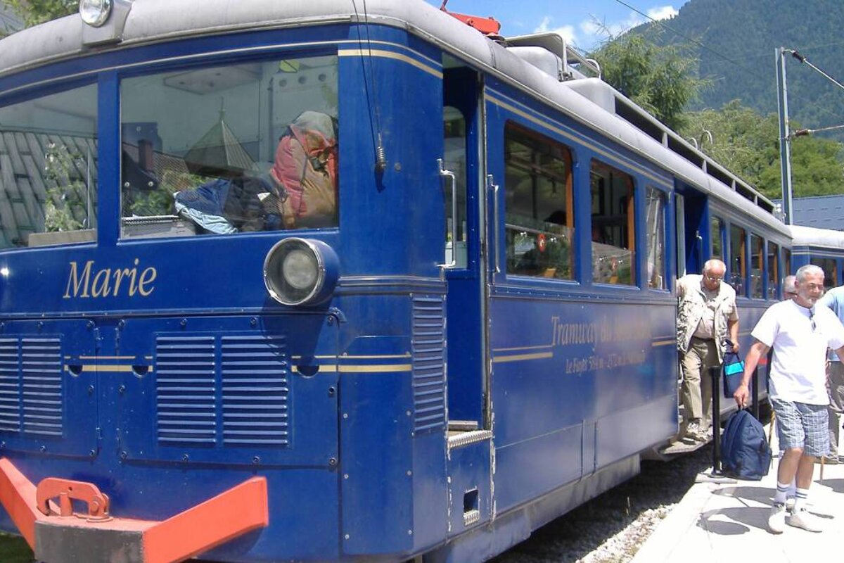 a blue tram train