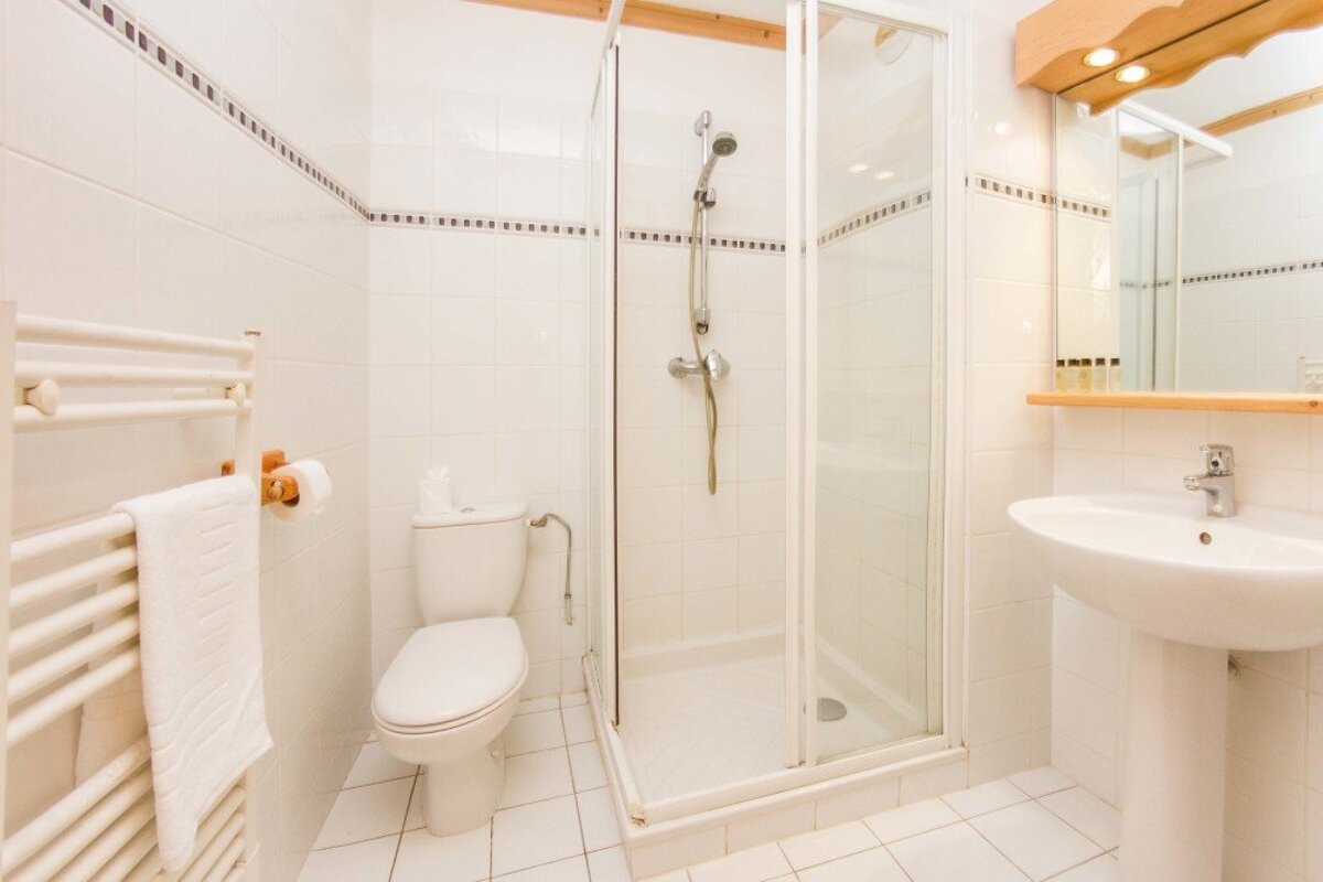 Beau Vallon Chalet, La Tania shower room