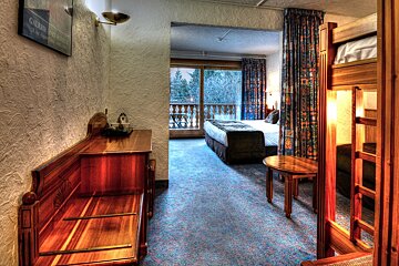 A hotel room with bunk beds and a sign that says galeries