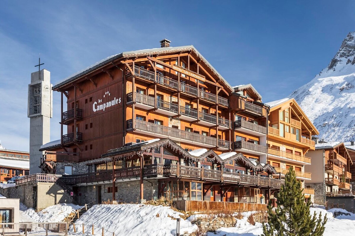 A large building with the word campanites on it