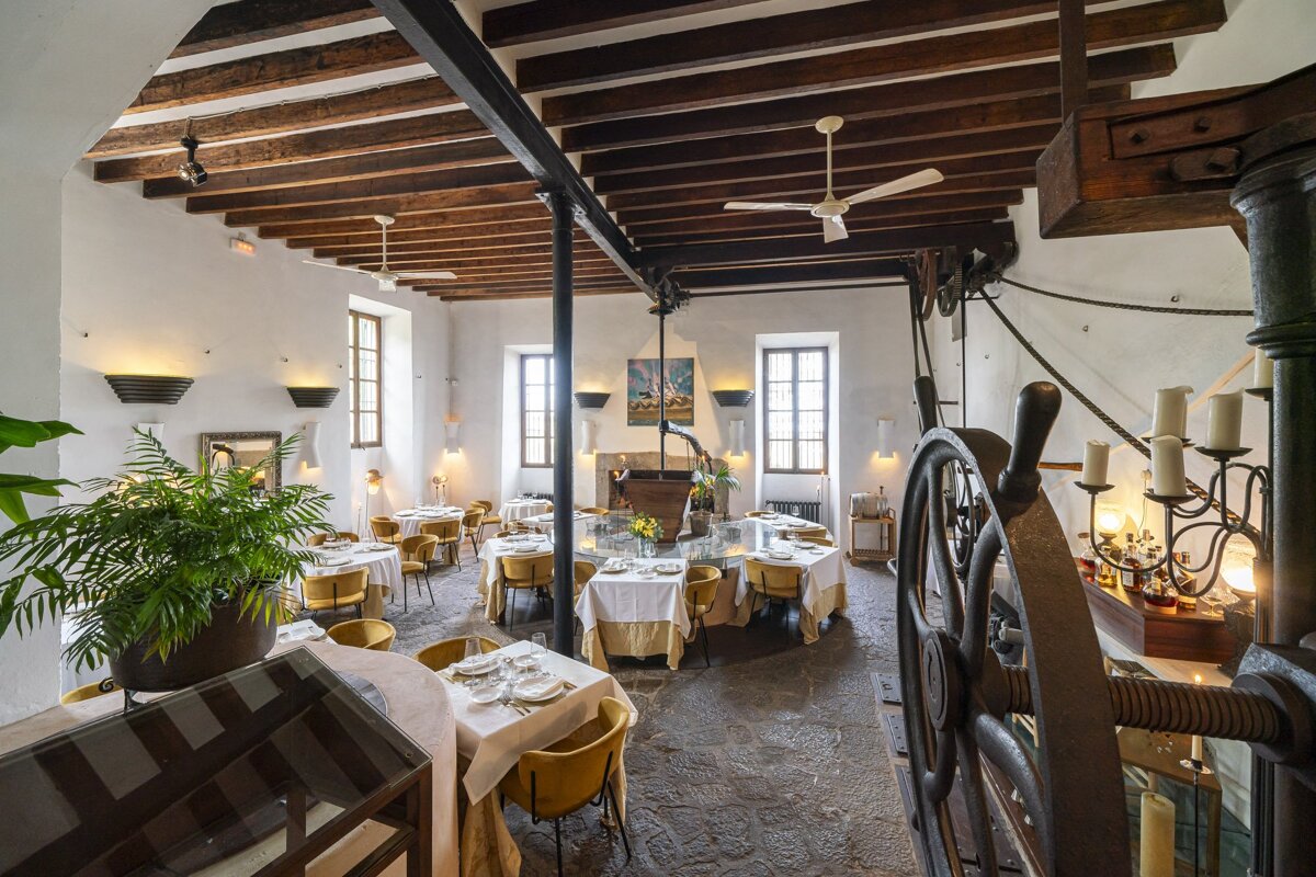 A restaurant with tables and chairs and a steering wheel