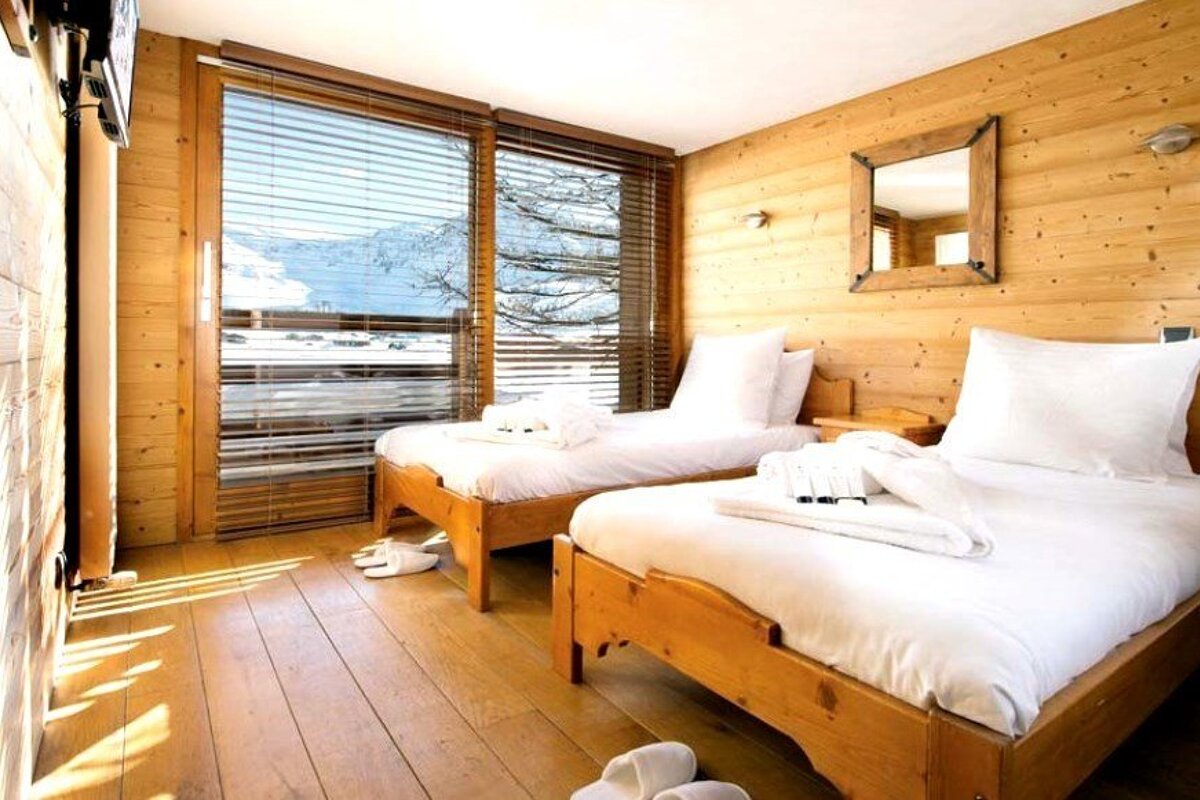 3 single beds in a room in a chalet