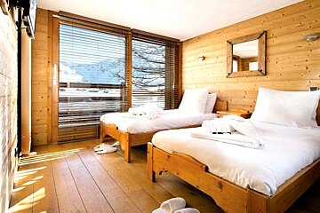 3 single beds in a room in a chalet