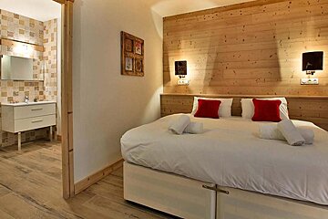 Hellebore Chalet, Plagne Soleil / Village double bedroom