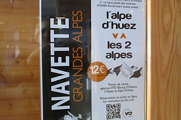 a sign for bus transfers to 2 alpes