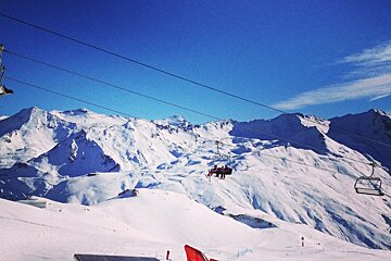 image of the sun shining on the slopes in val d'Isereq