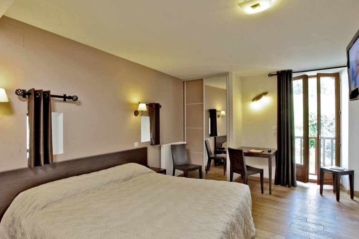 Hostellerie Du Perigord Vert Hotel, Brantome double bedroom