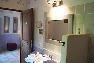 Le Clos des Lavandes B&B, Lacoste bathroom