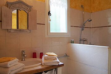 Le Clos des Lavandes B&B, Lacoste bathroom