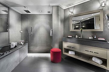 Le K2 Palace Hotel, Courchevel bathroom