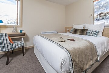 Les Chalets du Jardin Alpin Residence, Val d'Isere - Centre double bedroom
