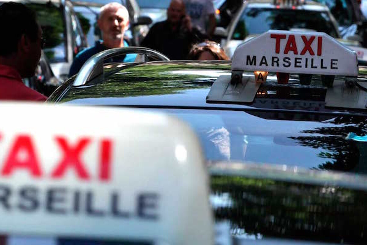 A taxi sign that says taxi marseille on it