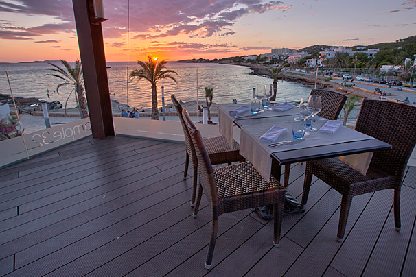 Ample 32, San Antonio exterior