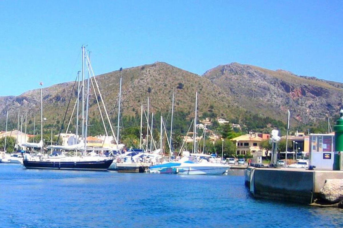 boats and yachts in arta marina