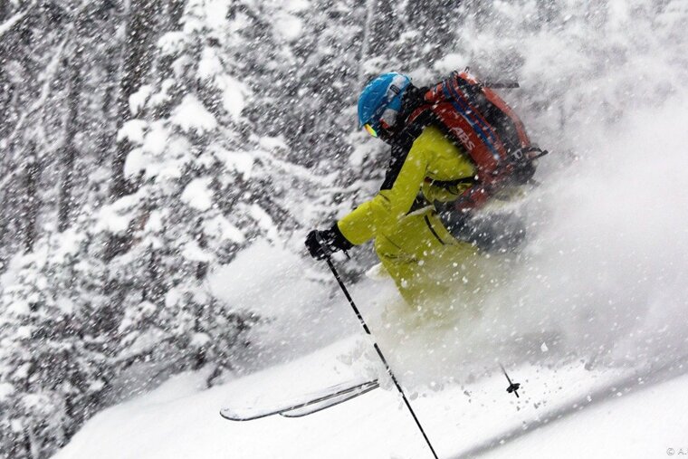 image of freerider Leo Slemett in powder