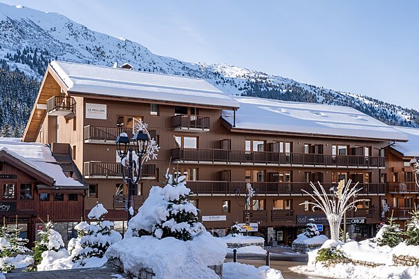 A building with a sign that says le bellon on it